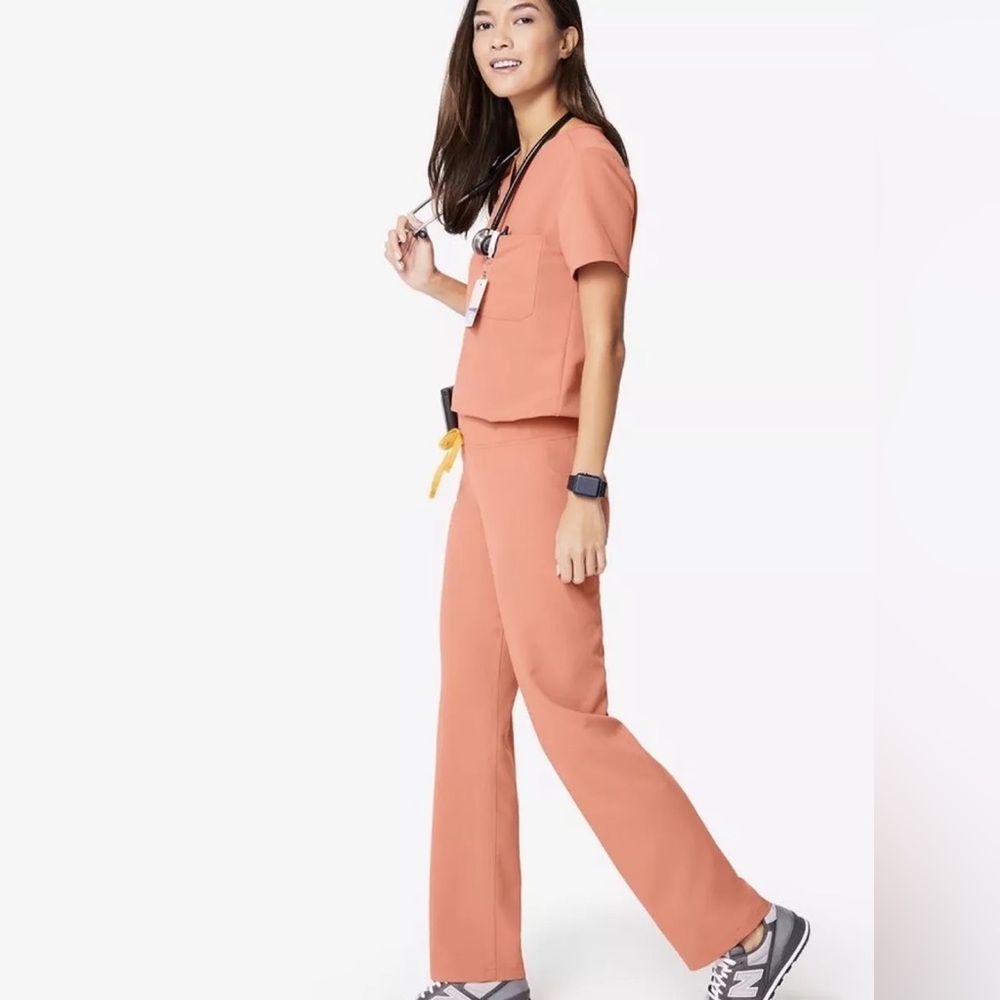 Never worn Figs Coral Scrub Pants size Medium